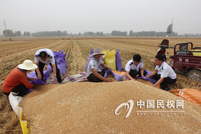 国税局“三夏”帮贫助困到田间地头