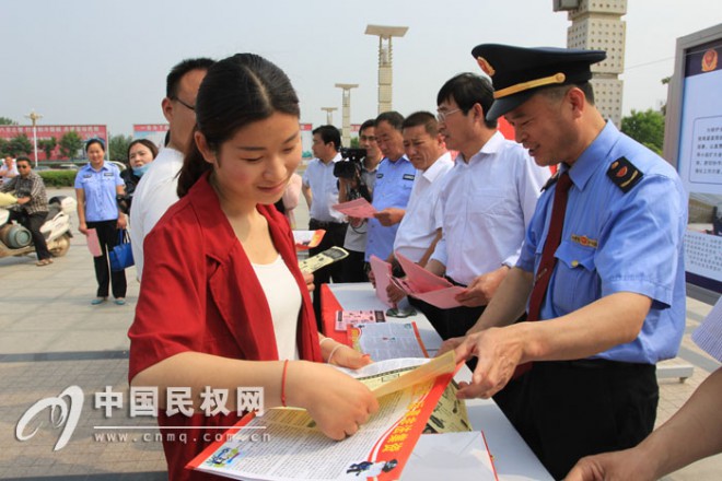 我县开展防范打击非法集资现场宣传咨询活动