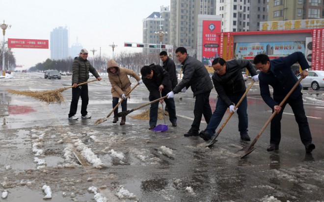 节后上班首日&nbsp;我县各机关单位积极清扫积雪