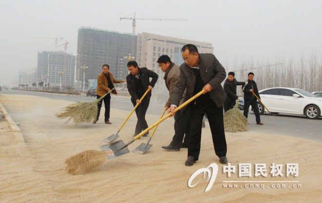 县领导辛永礼、周明河带队打扫卫生 美化城市环境