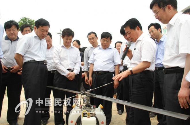 市新型农村社区及高标准粮田建设观摩点评组莅临我县