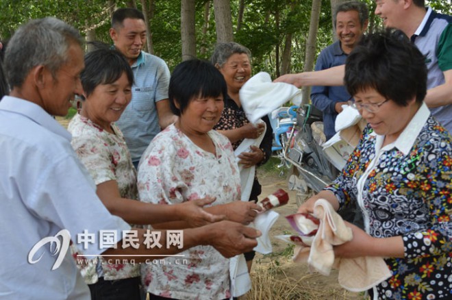 县统计局深入帮扶村开展三夏期间慰问活动