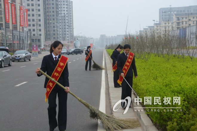 县检察院学雷锋志愿者开展义务打扫卫生活动