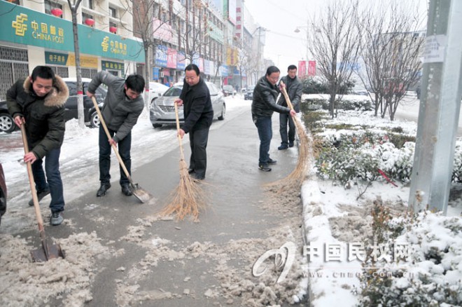 我县社会各界积极行动 扫雪铲冰“情暖”民权