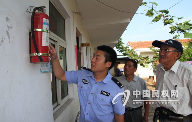 县公安局民警对辖区敬老院进行消防检查