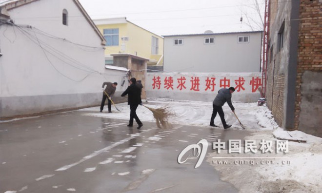 胡集回族乡：雪后干部清扫忙