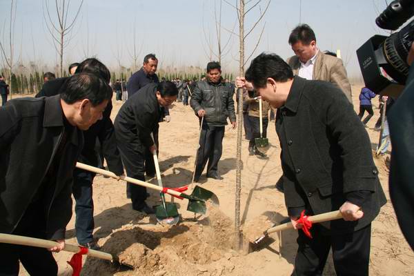 中国人民大学河南校友会以植树的方式庆祝建会20周年