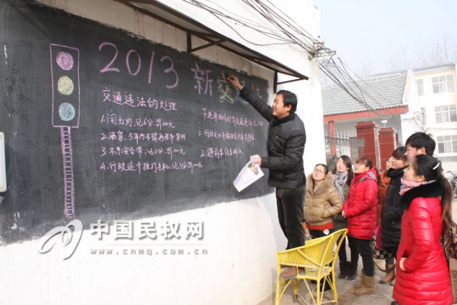 王桥大学生村干部深入村庄宣传2013新交通法规