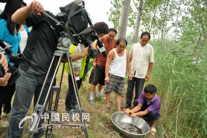 新华社电视采访部一行莅民采访