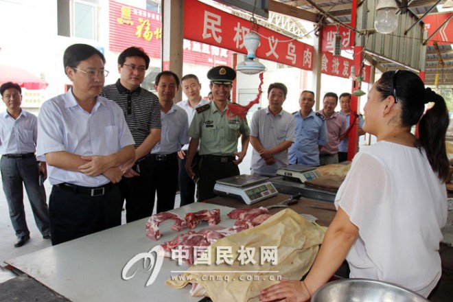 县长姬脉常检查双节期间市场供应和安全生产工作