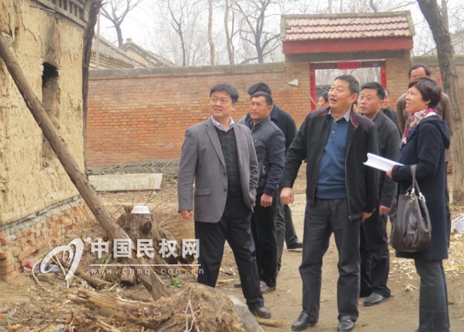 市住建局及财政局有关负责人调研花园乡朱庄村危房及道路情况