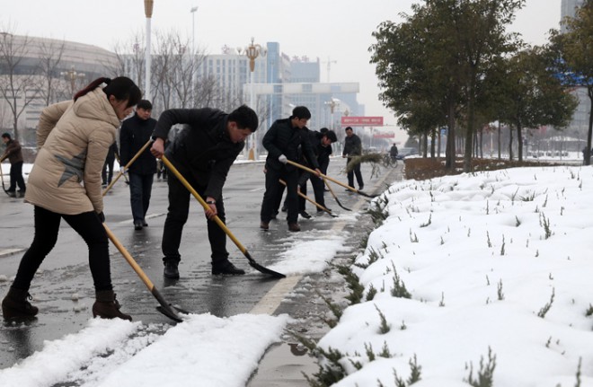 节后上班首日 我县各机关单位积极清扫积雪