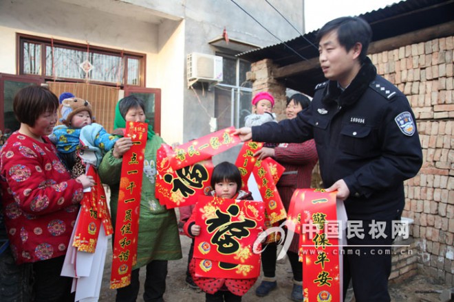 民警进村送祝福&nbsp;情注春联暖人心