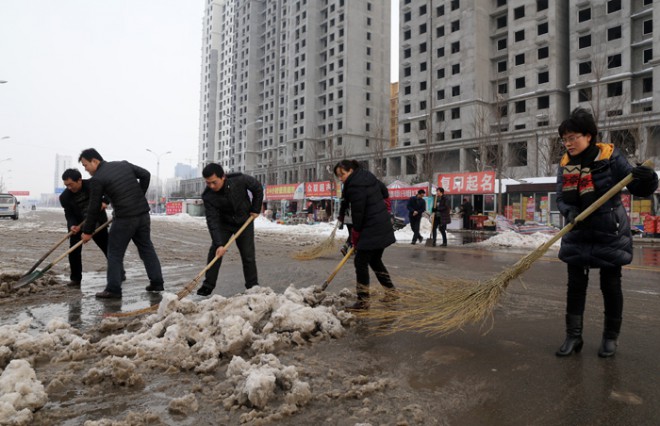 节后上班首日 我县各机关单位积极清扫积雪