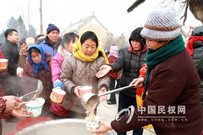 腊八节粥飘香 千年古刹白云禅寺寒冬施粥送暖