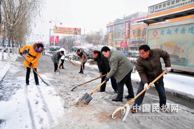 我县社会各界积极行动 扫雪铲冰“情暖”民权