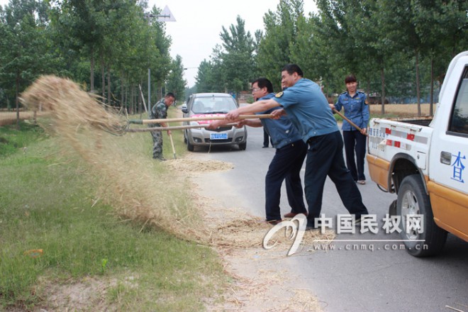 孙六镇严禁在公路上打场晒粮