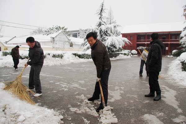 县长王仲田参加打扫积雪活动