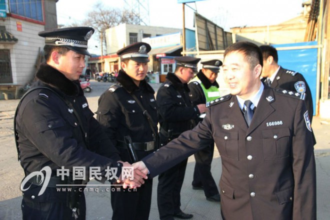 县公安局长谭振起元旦节慰问一线执勤民警