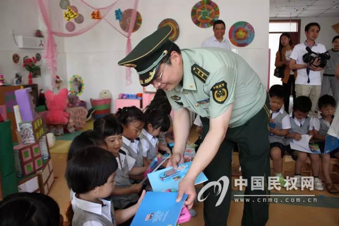 消防官兵走进幼儿园庆六一送上消防安全知识