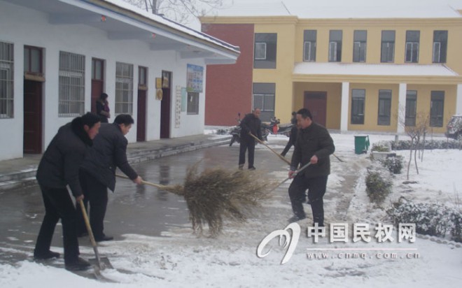 程庄镇干部义务清扫积雪