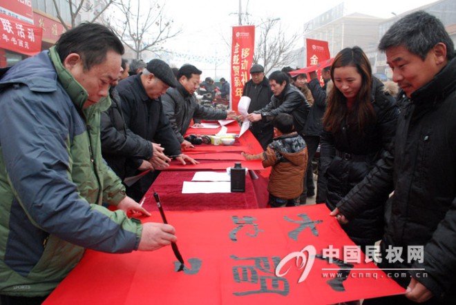 民权“进村联户义写春联”服务队入村为民送“礼”