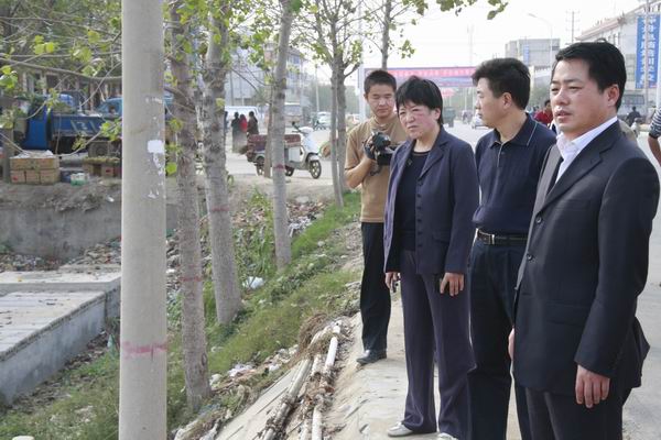 县政府领导察看市容整治情况并参加义务劳动打扫街道