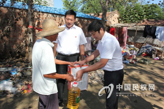 民权县政府办公室深入“千名干部进千村联万户”联系点慰问帮扶特困户