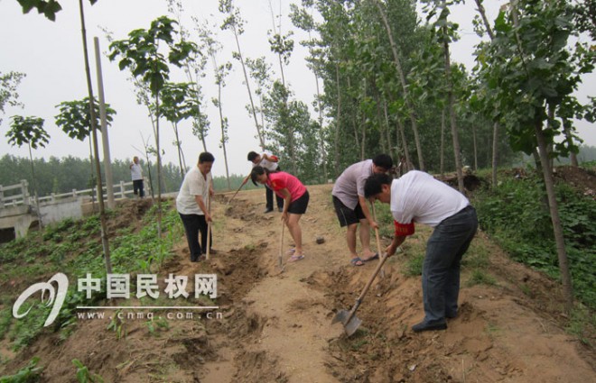 北关镇广大驻村干部排涝救灾时刻显身手