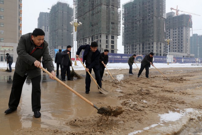 节后上班首日 我县各机关单位积极清扫积雪