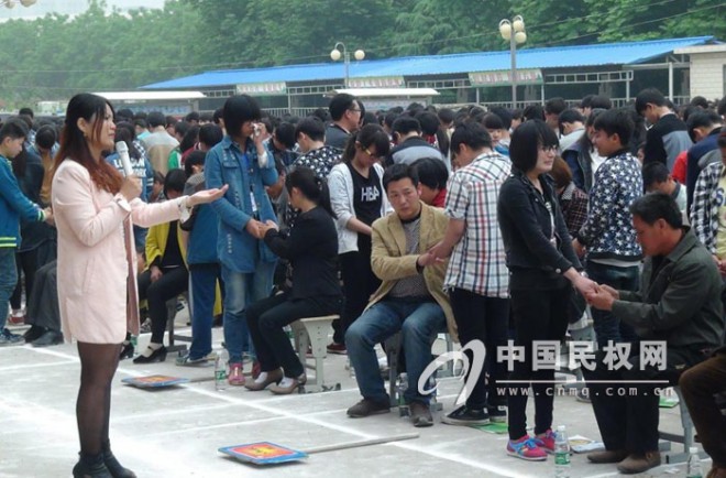 县民族学校举行“中国校园感恩万里行”教育演讲团感恩教育报告会