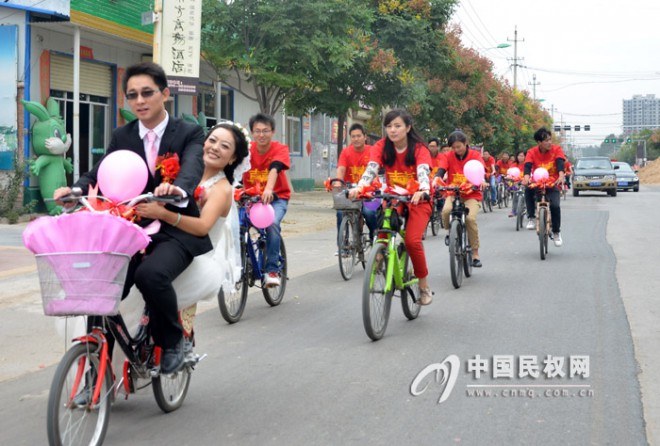 自行车婚礼诠释低碳生活