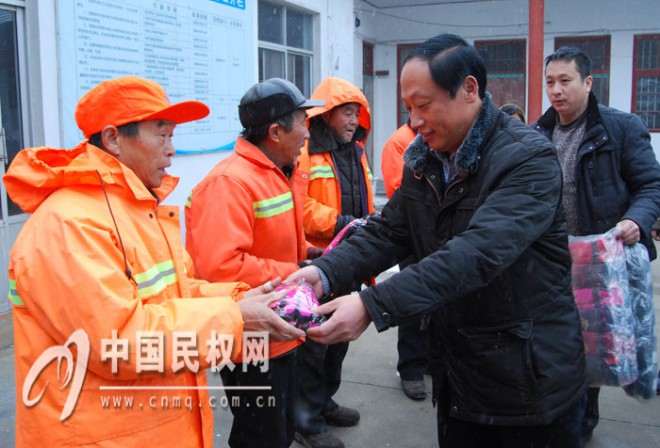 县总工会慰问一线工人&nbsp;情暖冬日