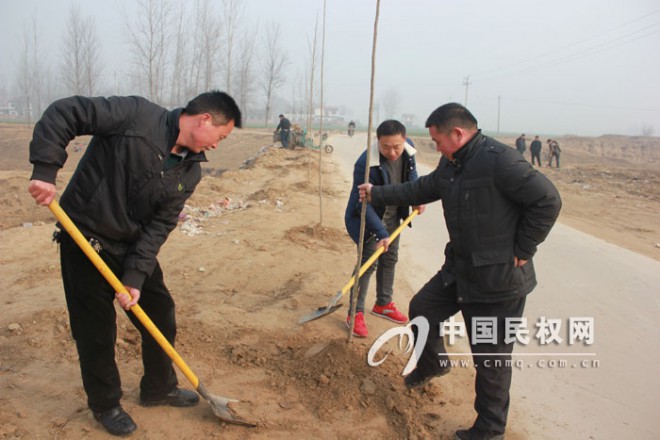 程庄镇植树扫街&nbsp;用全新方式开启节后上班第一天