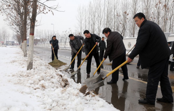 节后上班首日 我县各机关单位积极清扫积雪