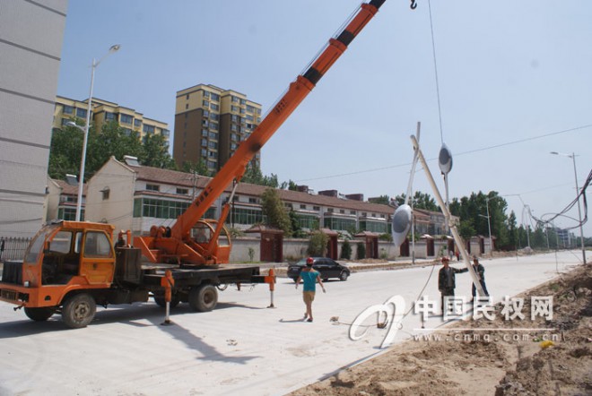 我县南海路、花园路路灯安装完成