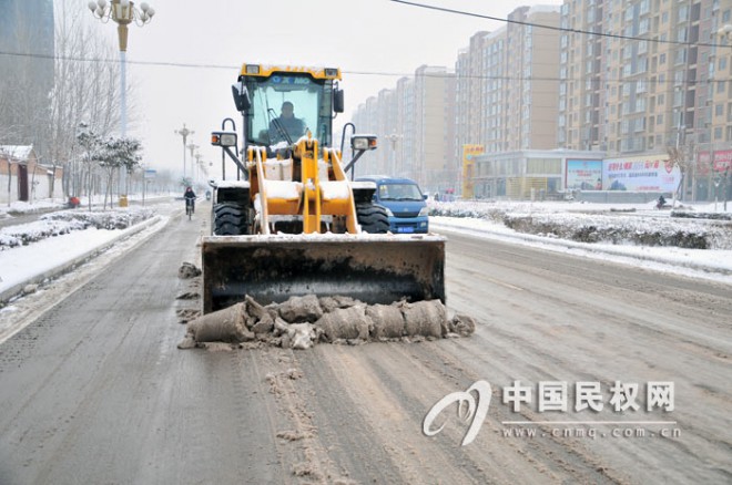 我县社会各界积极行动 扫雪铲冰“情暖”民权