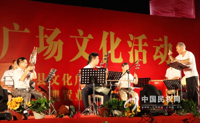 我县2013年首场广场文化活动演出向党献礼