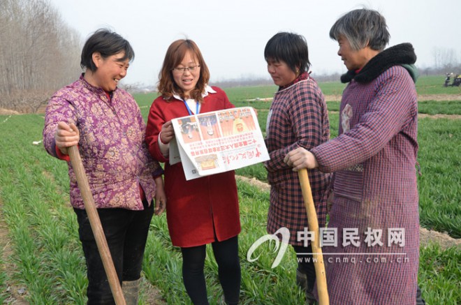 人和镇大学生村干部深入田间地头宣讲“两会”精神