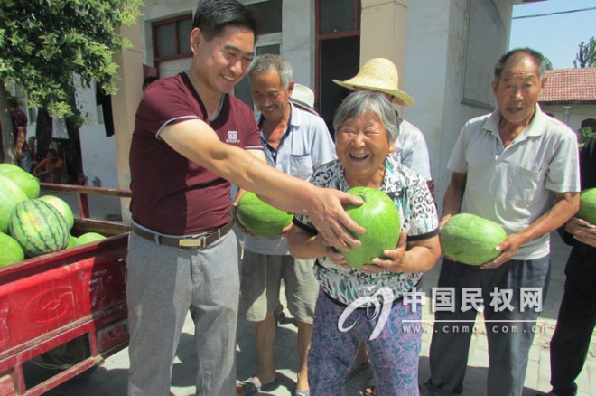 双塔乡民营企业关爱五保老人