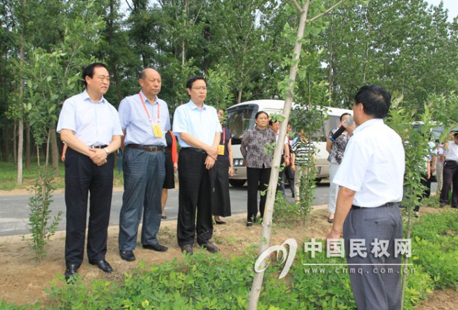 驻豫全国人大代表莅临我县调研现代生态农业建设