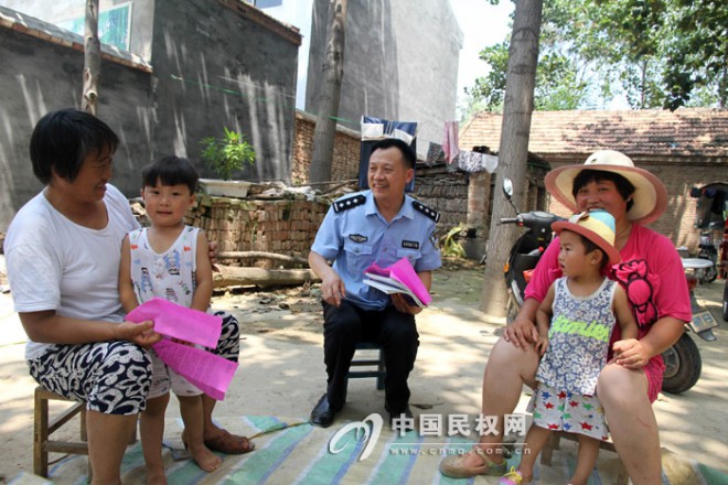 花园所派民警下基层辟谣