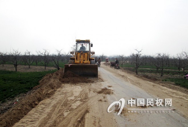 梨乡野岗东西跨度最长高标准水泥路开始重建