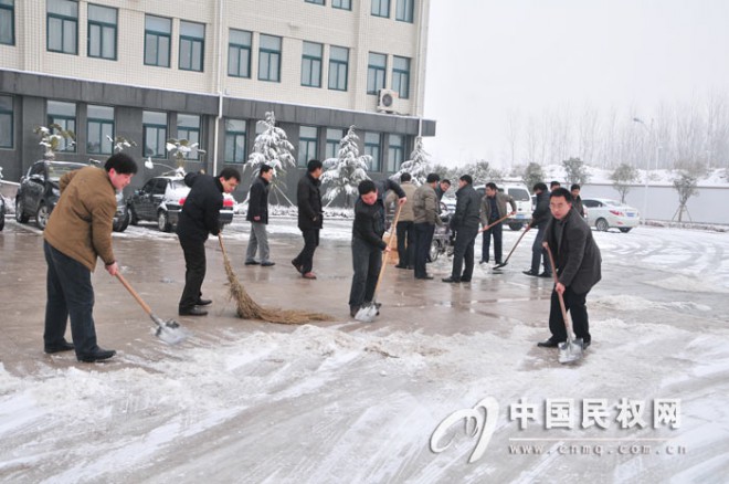 我县社会各界积极行动&nbsp;扫雪铲冰“情暖”民权