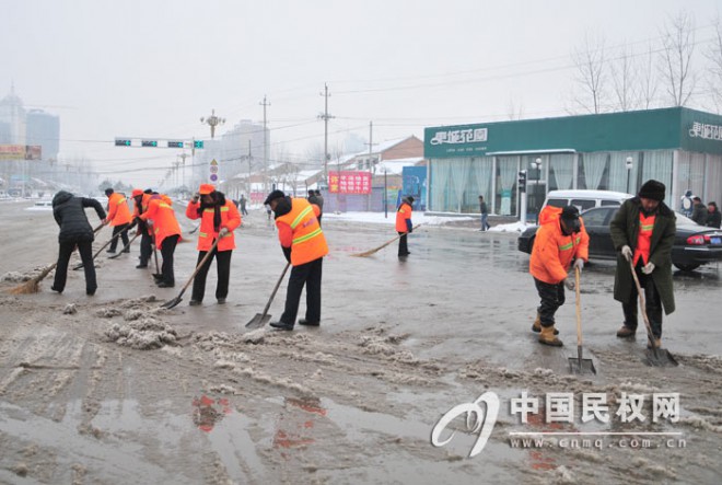 我县社会各界积极行动 扫雪铲冰“情暖”民权